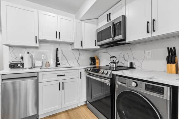 Stylish 2-BR, Only Minutes to Union Station - Image 4