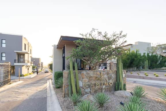 Short Drive to Downtown and Beaches - Image 2