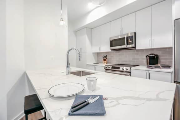 1-BR Retreat in Hill East / Lincoln Park + METRO - Image 3
