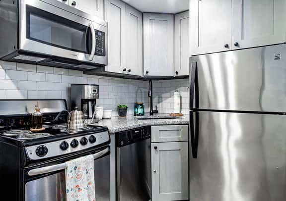 LUXE 1-BR STUDIO SPACE / Desirable Location + Well-equipped - Image 5