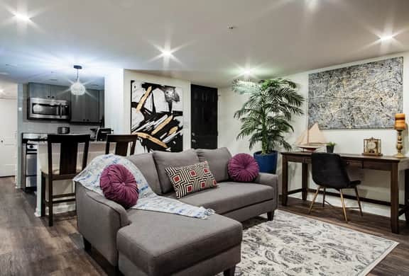 LUXE 1-BR STUDIO SPACE / Desirable Location + Well-equipped - Image 2