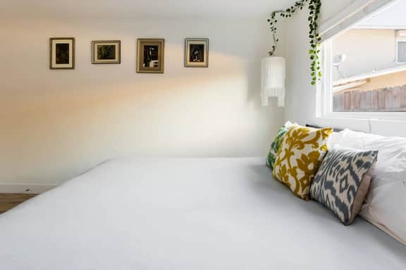Chic & Comfortable Art & Design Apartments near LAX & Beaches - Image 4
