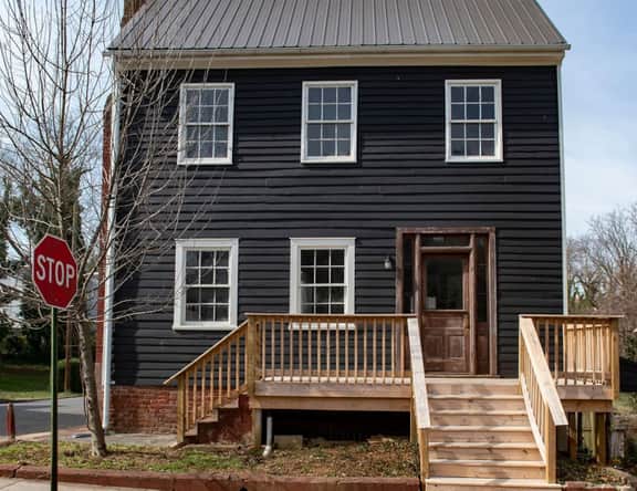 The Cocoon Historic Rustic Apt Close to Downtown - Image 3